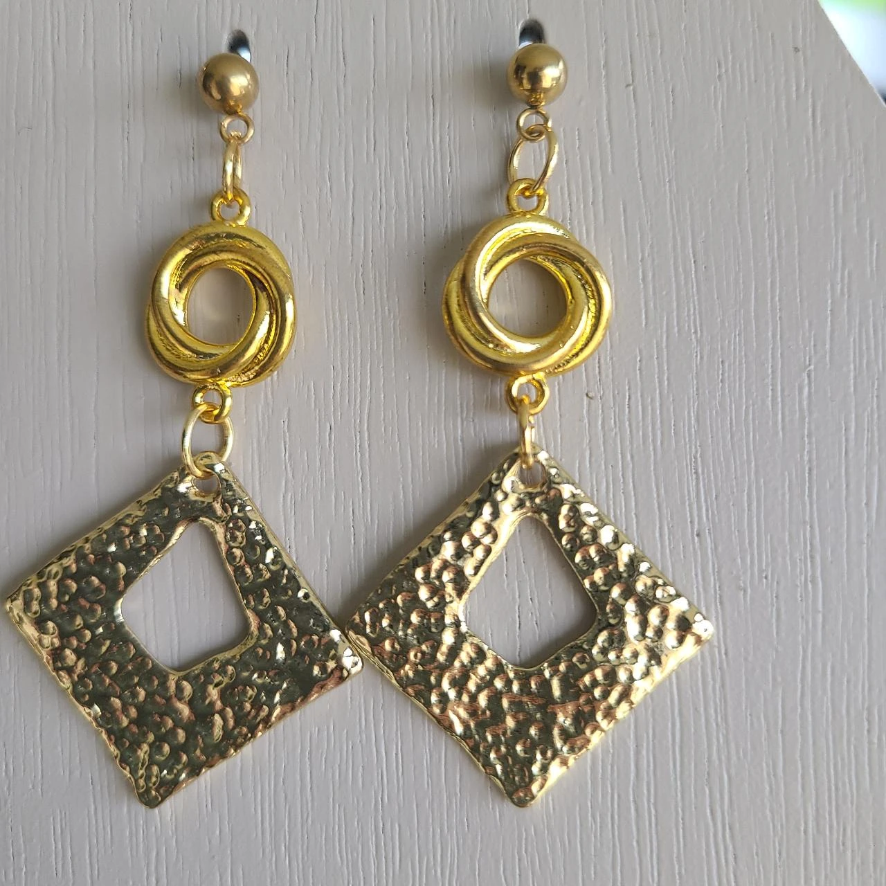 Conjunto collar y pendientes en cadena dorada con colgantes martillados PA662 – photo 3